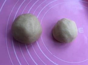 油皮、油酥材料分别揉成团（揉2分钟）。然后静置20分钟