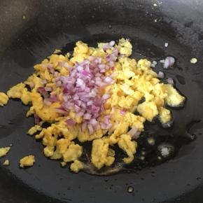 加入洋葱丁翻炒均匀