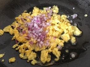 加入洋葱丁翻炒均匀