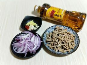 洋葱切细条。葱，姜，蒜，辣椒去皮切碎，