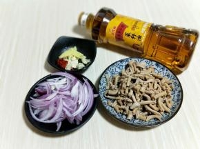 洋葱切细条。葱，姜，蒜，辣椒去皮切碎，
