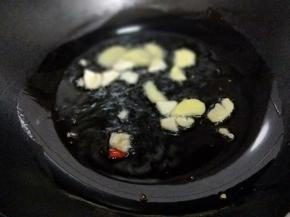 起油锅，加入切好的葱姜蒜辣椒煸炒。