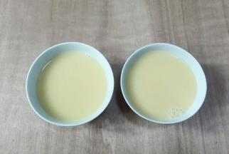 倒进小碗里面凉透封上保鲜膜放 冰箱冷藏四个小时就可以拌上作料吃啦！