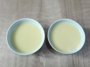 倒进小碗里面凉透封上保鲜膜放 冰箱冷藏四个小时就可以拌上作料吃啦！