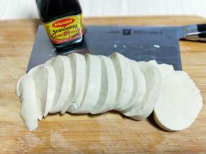 素鸡洗干净切片。