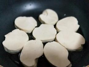 起油锅，加入切好的素鸡，中小火煎至两面金黄。