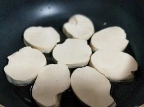 起油锅，加入切好的素鸡，中小火煎至两面金黄。