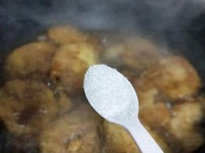 加入白砂糖，大火收汤，加入鸡粉即可出锅。