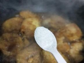 加入白砂糖，大火收汤，加入鸡粉即可出锅。