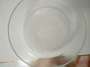 干细粉丝用开水泡软备用。