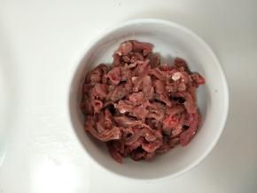 牛肉切成丝，放入碗里。