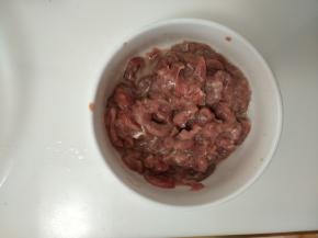 加入配料中的部分盐、料酒和水淀粉拌匀备用。