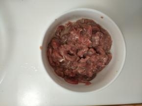 加入配料中的部分盐、料酒和水淀粉拌匀备用。