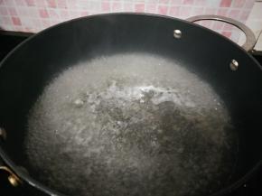 牛肉汤放入锅里烧开。