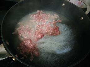 放入泡软的粉丝和牛肉丝。