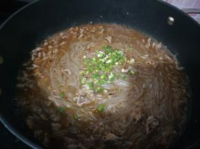 撒上青蒜末出锅。