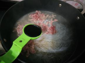 加入剩下的盐、料酒和醋。