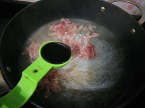 加入剩下的盐、料酒和醋。