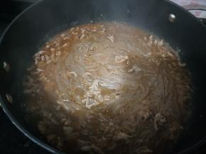 待汤开时关火，淋入辣油。