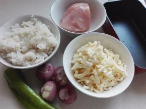准备的材料，剩米饭最好是硬一点