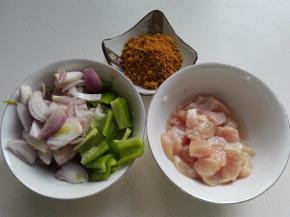 红葱头洗净切丝，青椒洗净切小块，鸡胸肉洗净切丁，用少许的花雕酒、干淀粉拌匀