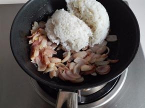 炒至红葱头至焦黄时，放入米饭炒散