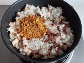 放入咖喱粉炒匀，此时要熄火