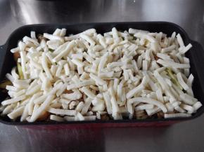 余下的米饭全部放入模具中，余下的奶酪丝全部铺在米饭上