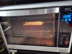 放入预热220度的烤箱中，上下烤模式，烤8-10分钟