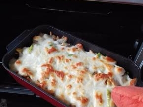 看奶酪表面至金黄色时取出，趁热食用