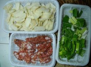 荸荠、香肠切片；大蒜洗净、切段备用。