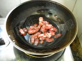 锅中油热，倒入香肠，煸炒出油。