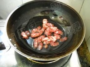 锅中油热，倒入香肠，煸炒出油。