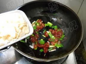 倒入荸荠，炒匀。