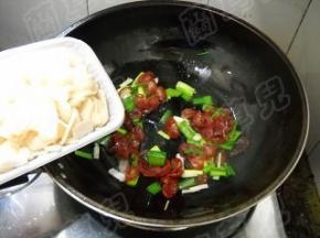 倒入荸荠，炒匀。