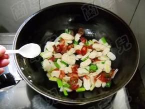 加入适量盐，炒匀。