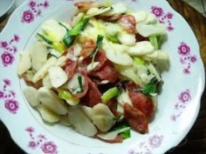 炒好的荸荠香肠，调好味盛入盘中。