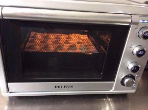 放入预热180度的烤箱中层，烘烤8分钟