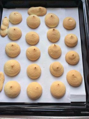 烘烤过程中，一定要随时观察，表面上色就可以取出，放凉之后会有少许的回缩