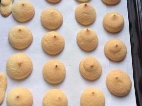 烘烤过程中，一定要随时观察，表面上色就可以取出，放凉之后会有少许的回缩