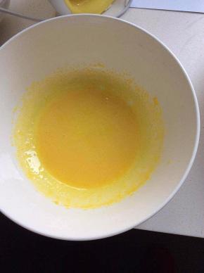 一个鸡蛋分开蛋清蛋黄，各放入一个盆中，一定要保证盆子干净，且无油无水，蛋黄中放入5克细砂糖，用打蛋器打至图中的样子，就是乳化的状态