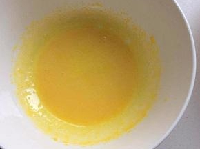 一个鸡蛋分开蛋清蛋黄，各放入一个盆中，一定要保证盆子干净，且无油无水，蛋黄中放入5克细砂糖，用打蛋器打至图中的样子，就是乳化的状态