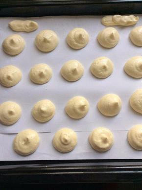 面糊装入裱花袋中，在烤盘上挤出圆形面糊，面糊之间保持一定的距离