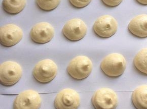 面糊装入裱花袋中，在烤盘上挤出圆形面糊，面糊之间保持一定的距离