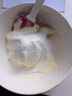 筛入低粉，面粉一定要过筛