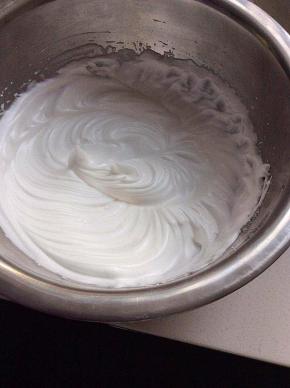 蛋清中滴入几滴柠檬汁，用电动打蛋器高速打至图中的样子，拿起打蛋头，蛋白霜呈现小尖角的样子