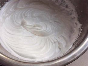 蛋清中滴入几滴柠檬汁，用电动打蛋器高速打至图中的样子，拿起打蛋头，蛋白霜呈现小尖角的样子