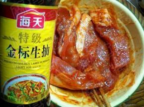 加入生抽，拌匀，送入冰箱腌制24小时备用。