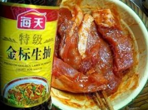 加入生抽，拌匀，送入冰箱腌制24小时备用。