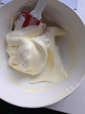 再把剩余的蛋白霜放到蛋黄中，上下翻拌均匀，刮刀从2点的位置进，8点的位置出，图中的状态基本上看不到蛋白霜